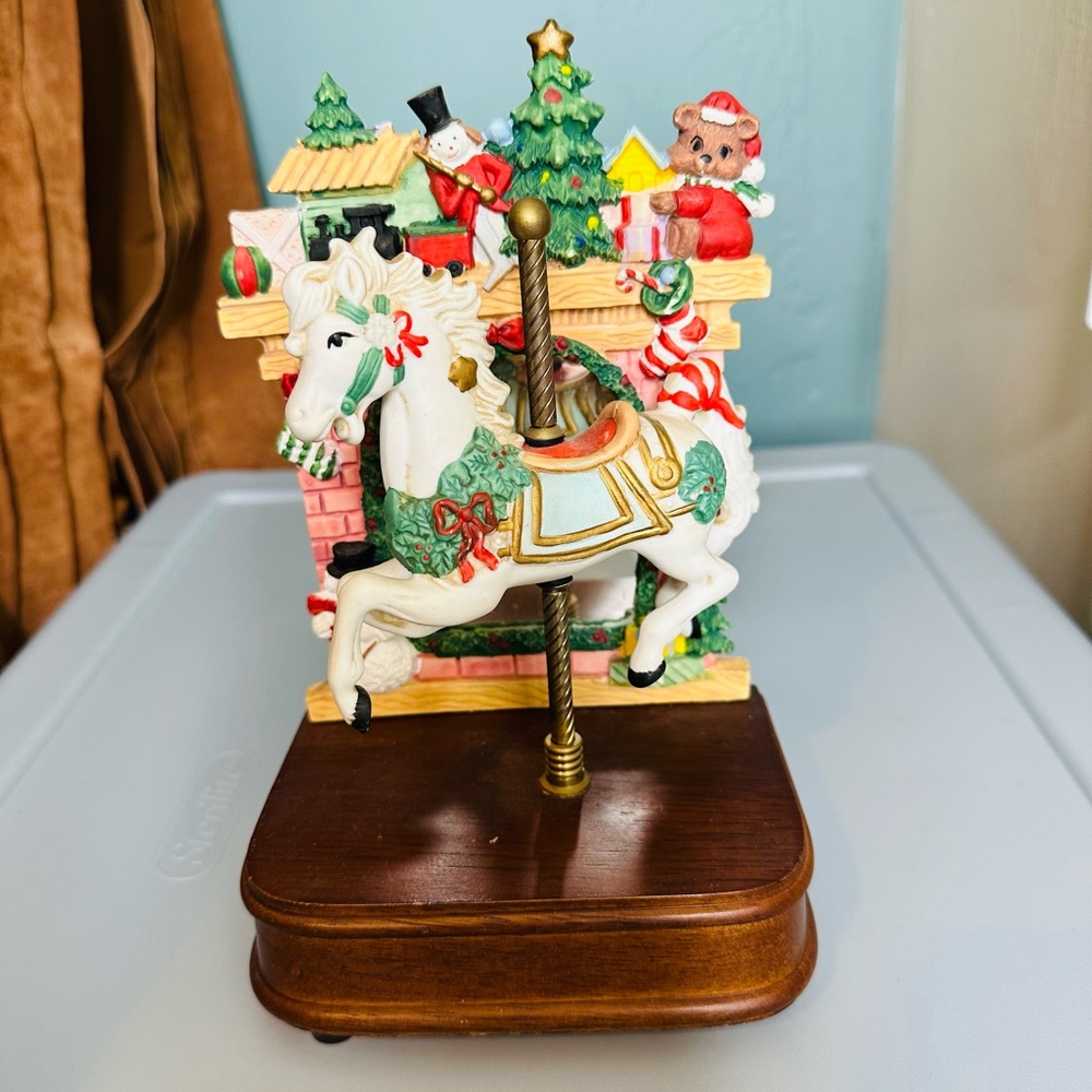 Brinns Vintage Christmas Carousel Colorful Vibrant Music Box